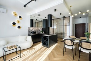 Smart TV - Fancy 2bdr Golden Dots Apartment in city centre (Kraków)