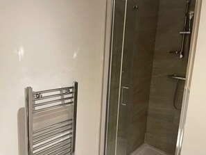 Talo, 1 parisänky, tupakointi kielletty | Kylpyhuone | Suihku, ilmaiset hygieniatuotteet, pyyhkeet, saippua