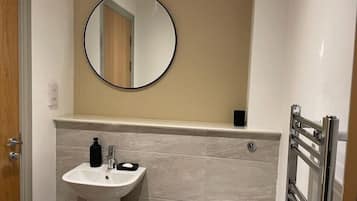 House, 1 Double Bed, Non Smoking | Bathroom | Shower, free toiletries, towels, soap