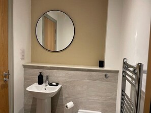 บ้านพัก, เตียงใหญ่ 1 เตียง, ปลอดบุหรี่ | ห้องน้ำ | ฝักบัว, ของใช้ในห้องน้ำฟรี, ผ้าเช็ดตัว, สบู่