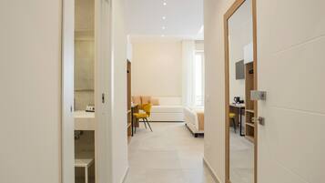 Habitación Deluxe doble, no fumadores, balcón | Caja fuerte, escritorio, espacio para trabajar con un portátil