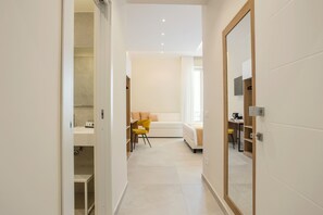 خزنة داخل الغرفة وبديكورات فريدة لكل غرفة وطراز فريد لكل وحدة ومكتب