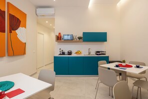 Mini-fridge, microwave, electric kettle - Julia's Boutique Rooms (Palermo)