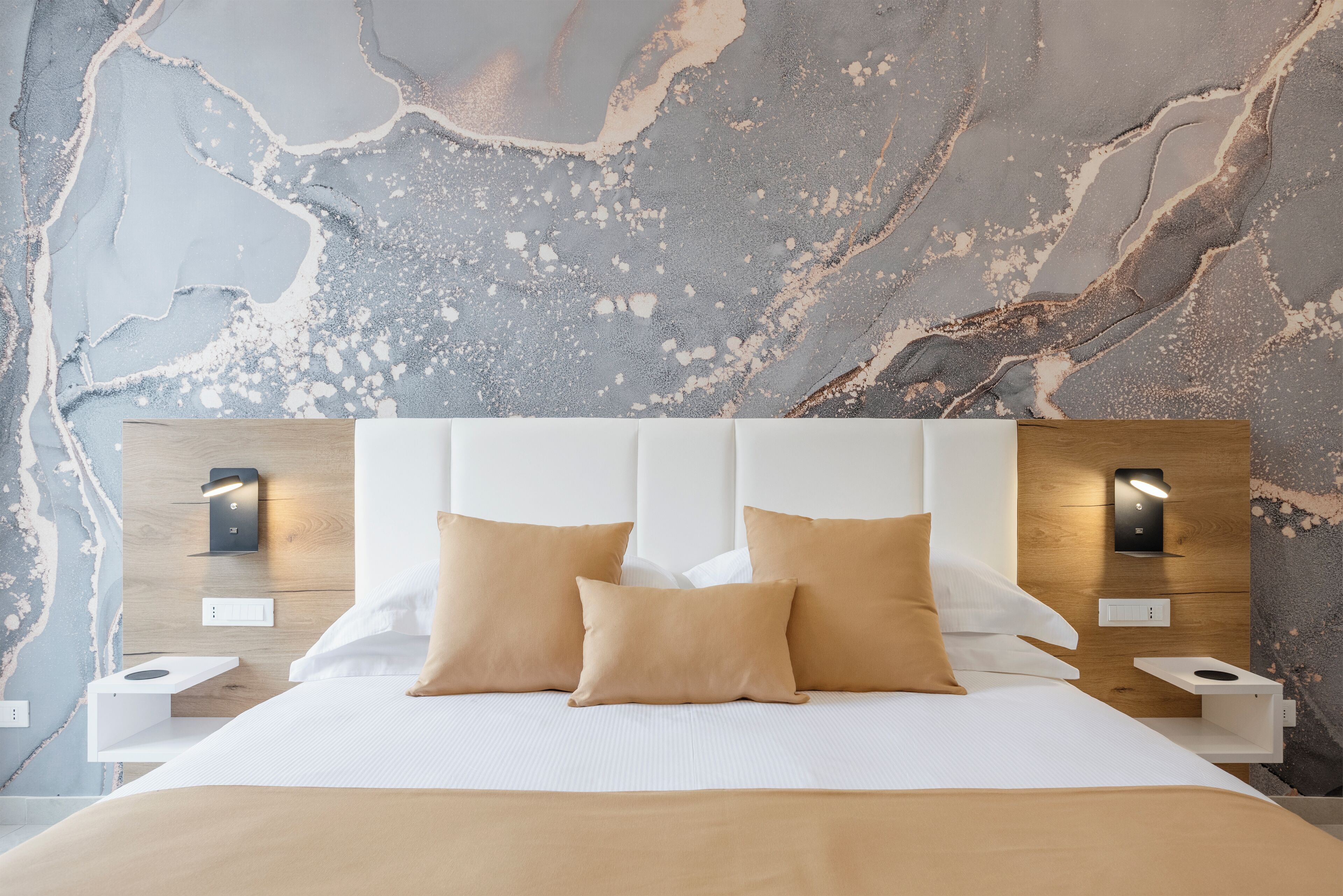 デラックス トリプルルーム 禁煙 バルコニー | セーフティボックス (室内)、客室ごとに異なる装飾、客室ごとに異なるインテリア、デスク