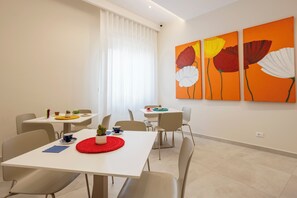 50-inch Smart TV with digital channels, Netflix, streaming services - Julia's Boutique Rooms (Palermo)