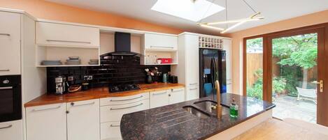 Fridge, oven, stovetop, dishwasher