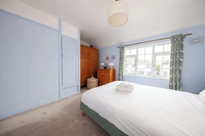 مكواة/لوح كي وخدمة الإنترنت وملاءات أسرّة