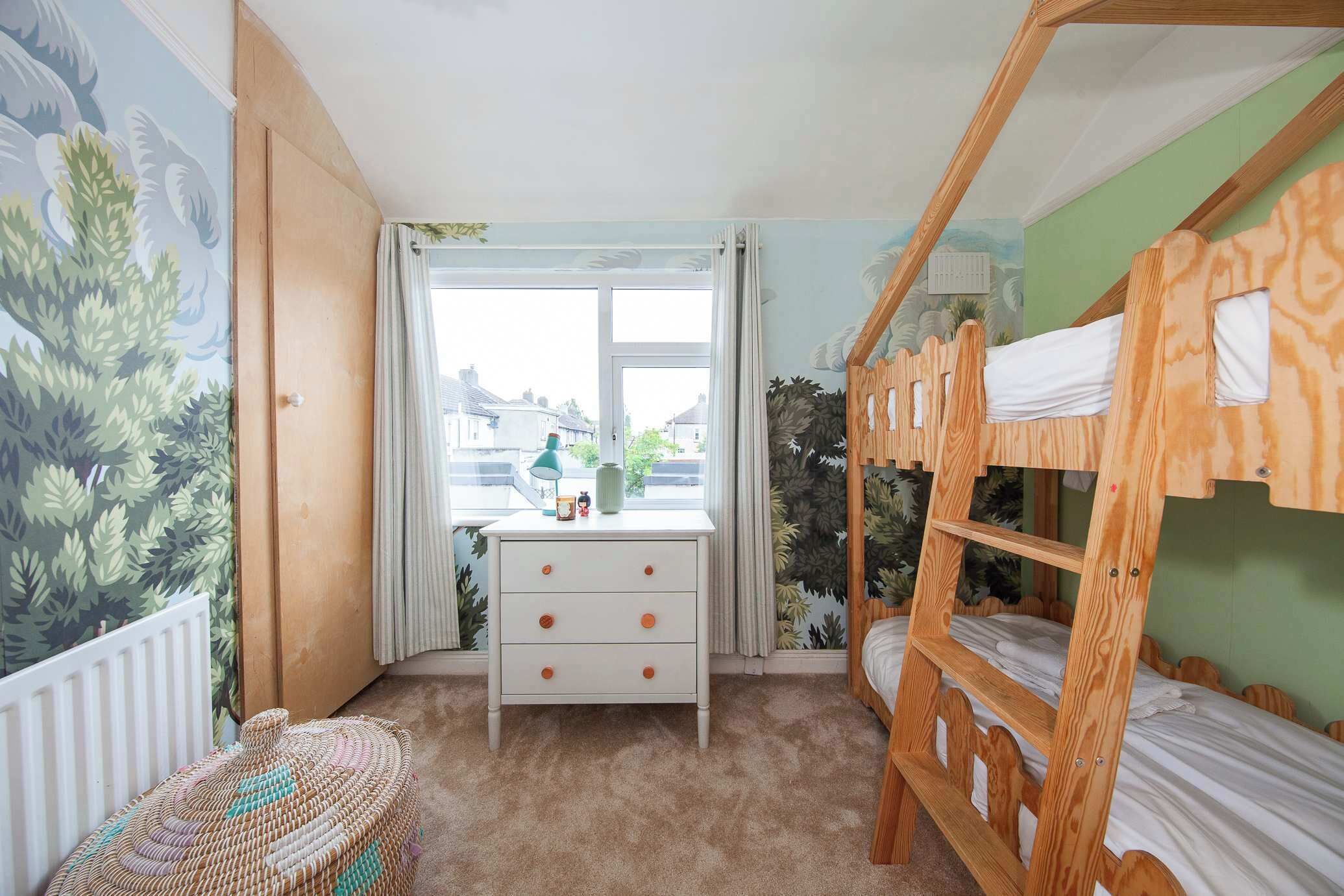 2 bedrooms, iron/ironing board, Internet, bed sheets