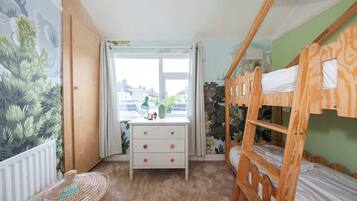 2 bedrooms, iron/ironing board, internet, bed sheets