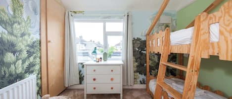 2 bedrooms, iron/ironing board, Internet, bed sheets