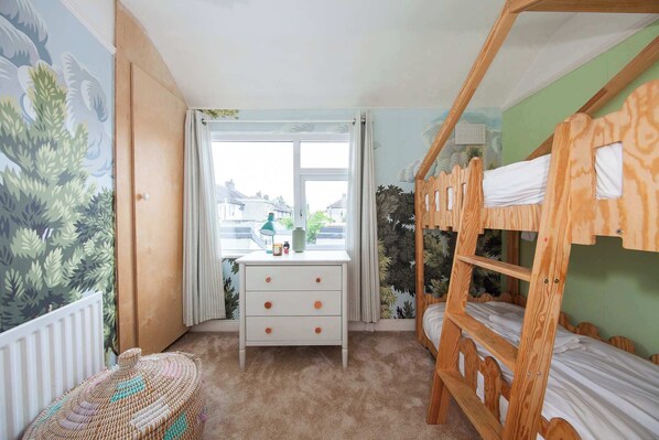 2 bedrooms, iron/ironing board, internet, bed sheets