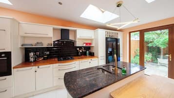 Fridge, oven, stovetop, dishwasher