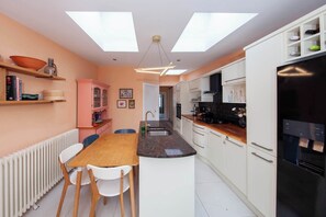 Private kitchen - Amazing 2BDR house close to the city August deals (Dublin 3)