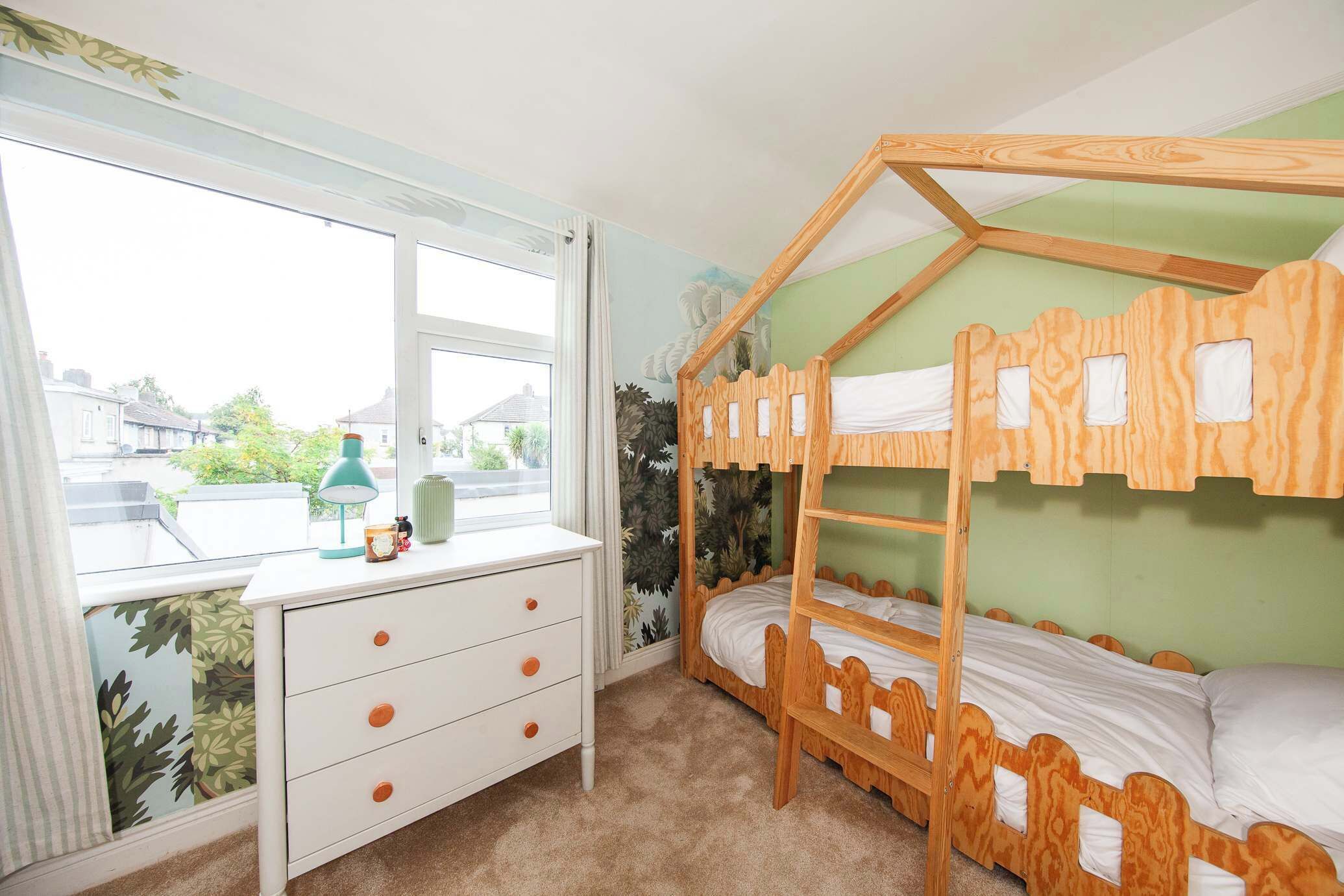2 bedrooms, iron/ironing board, Internet, bed sheets