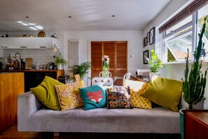 Living area - Modern 2BD Flat w/ Decked Terrace, Dulwich (Greater London)
