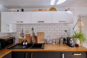 Kühlschrank, Mikrowelle, Ofen, Herdplatte