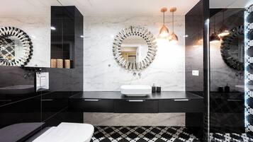 Deluxe Suite, Garden View | Bathroom