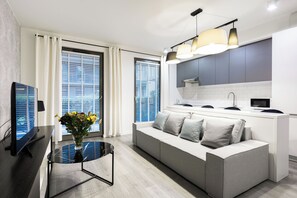 Suite – deluxe, hageutsikt | Lydisolert, strykejern/-brett og wi-fi (inkludert)