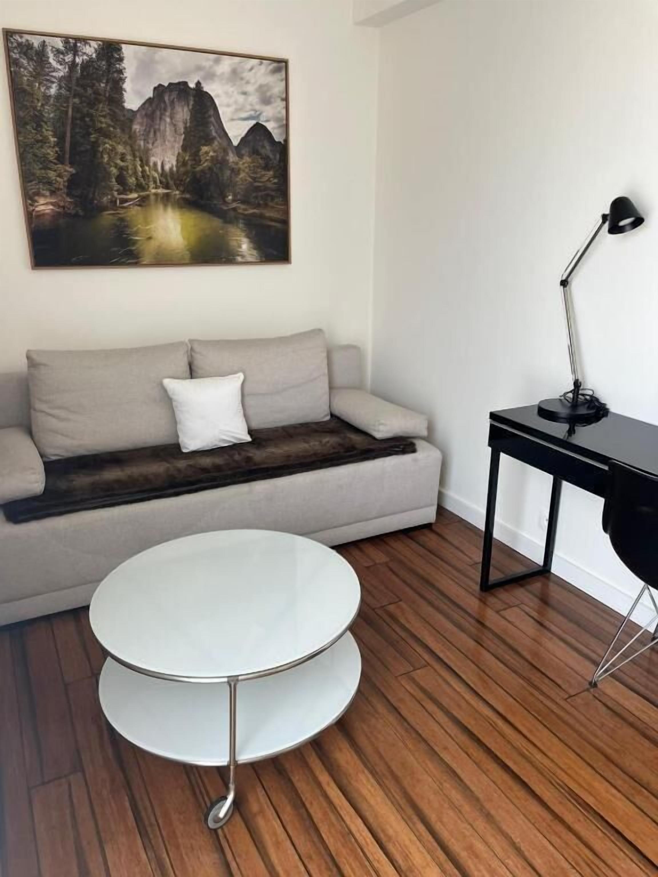 Deluxe-Apartment, 2 Schlafzimmer, Balkon, Gartenblick | Wohnbereich | Flachbildfernseher