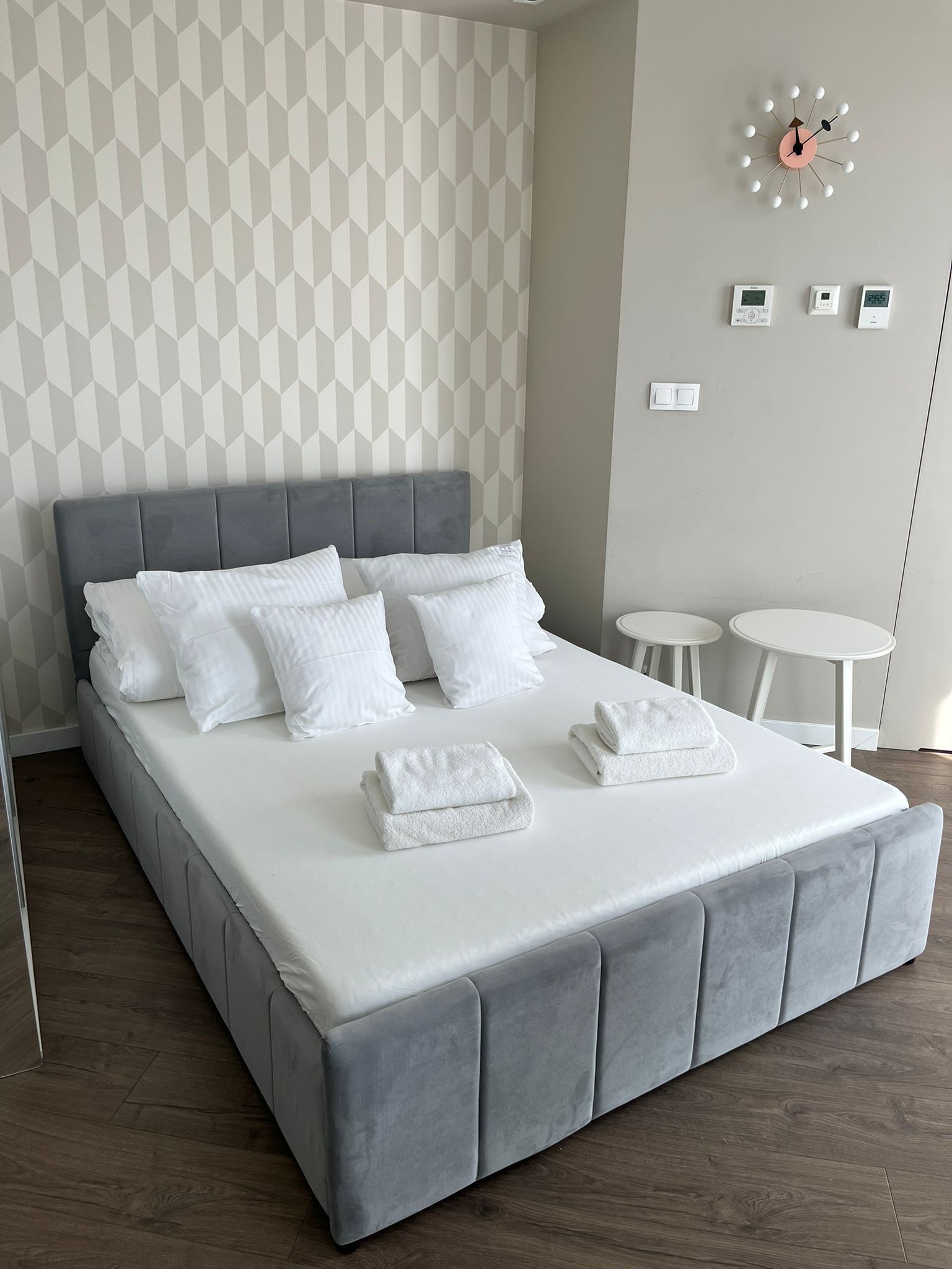 Superior-Studiosuite | Wohnbereich | Flachbildfernseher