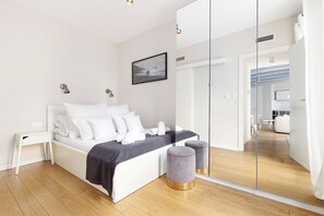 Comfort Suite, Balcony, Garden View | Living area | Flat-screen TV - Premium Apartments by Wawel Castle (Kraków)
