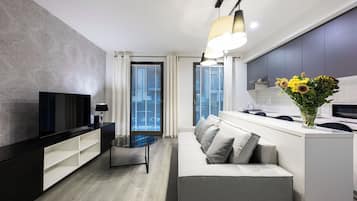 Deluxe Suite, Garden View | Soundproofing, iron/ironing board, free WiFi