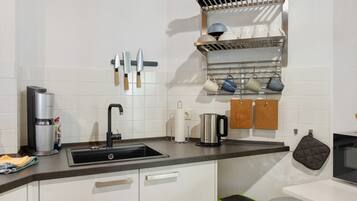 Coffee/tea maker, fridge, microwave, oven