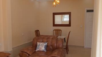 Apartamento Confort, balcón, vistas al patio | Zona de estar