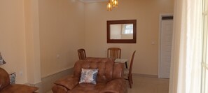 Lägenhet Comfort - balkong - utsikt mot innergården | Vardagsrum