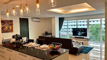 Apartment, 3 Bedrooms, Accessible, Balcony | Interior