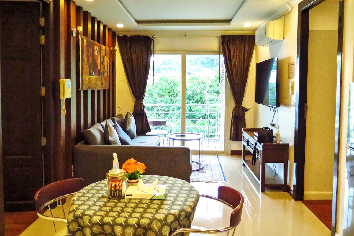 Apartment, 2 Bedrooms, Accessible, Balcony | Living area