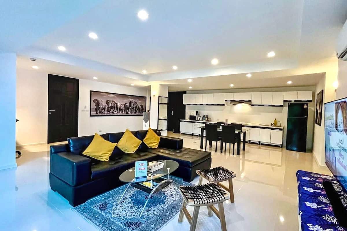 Apartment, 2 Bedrooms, Accessible, Balcony | Living room