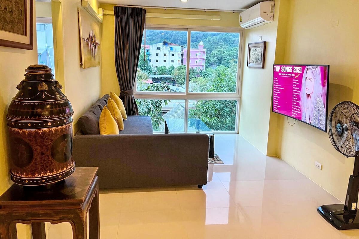 Apartment, 3 Bedrooms, Accessible, Balcony | Living area