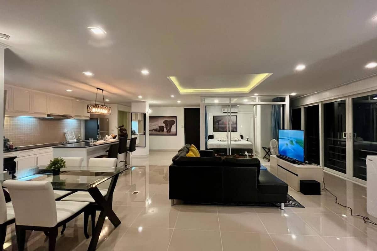 Apartment, 3 Bedrooms, Accessible, Balcony | Interior