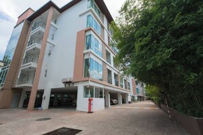 อพาร์ทเมนท์, 3 ห้องนอน, พร้อมสิ่งอำนวยความสะดวกสำหรับผู้พิการ, ระเบียง | บริเวณภายนอก