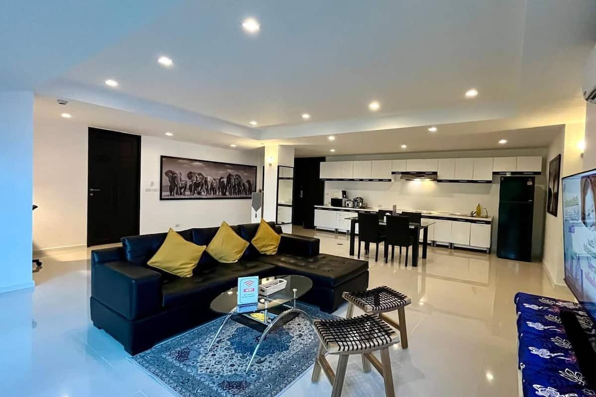 Apartment, 2 Bedrooms, Accessible, Balcony | Living room