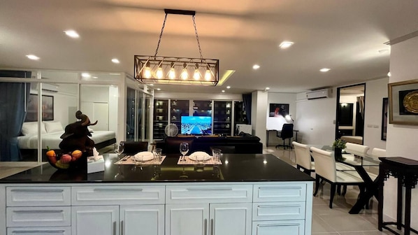 Apartment, 3 Bedrooms, Accessible, Balcony | Interior