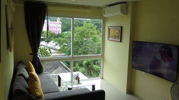 Apartment, 3 Bedrooms, Accessible, Balcony | Living area