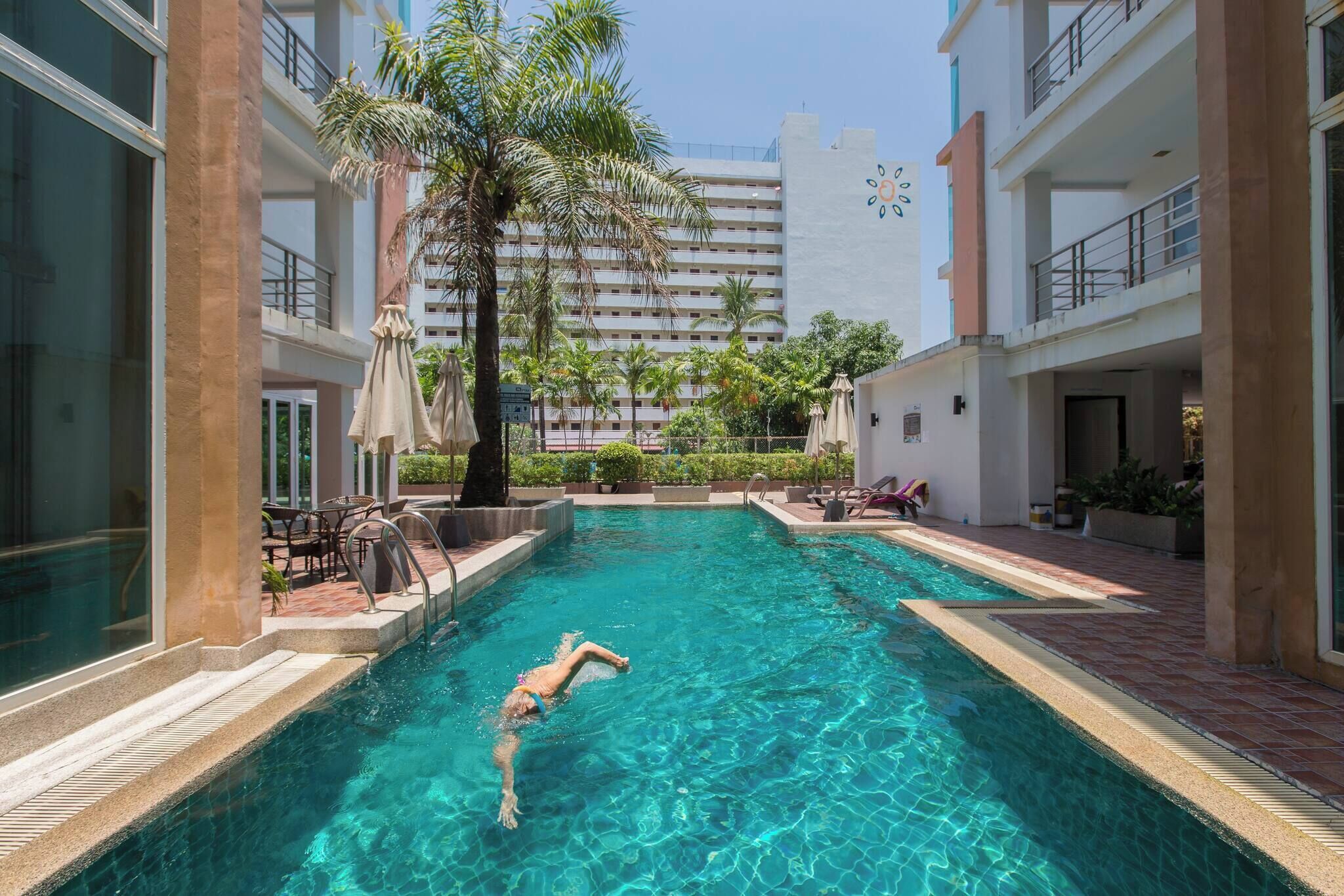 Huoneisto, 3 makuuhuonetta, esteetön, parveke | Uima-allas | Ulkouima-allas