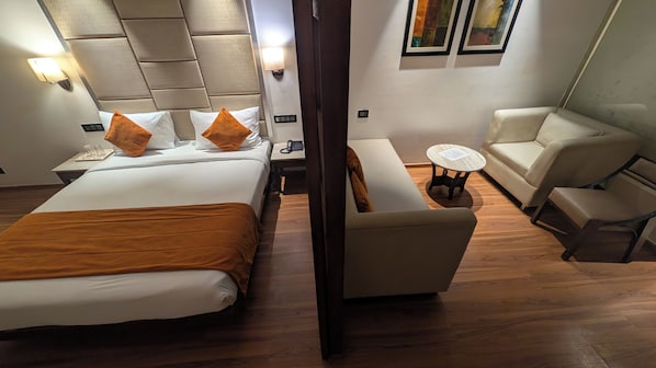 Quarto casal superior, vista para a cidade | Escrivaninha, espaço de trabalho para notebook