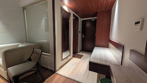 Quarto casal superior, vista para a cidade | Área de estar