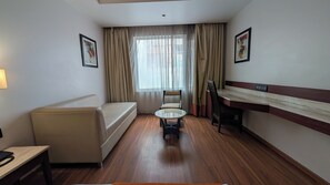 Habitación doble Deluxe, vista a la ciudad | Escritorio y espacio para trabajar con laptop 