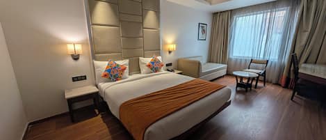 Habitación Deluxe doble, vistas a la ciudad | Escritorio y espacio para trabajar con un portátil