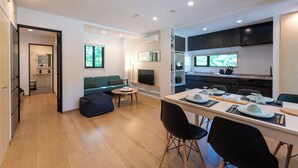A modern apartment with a dining area, kitchen, and living space. - Niseko Town, Toyosato A near Hirafu, Niseko village and 30' Risutsu (Niseko-cho)