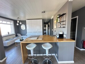 3 makuuhuonetta, silitysrauta/-lauta, vauvan matkasänky, Wi-Fi