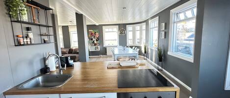 Kjøleskap, mikrobølgeovn, ovn og kokeplater