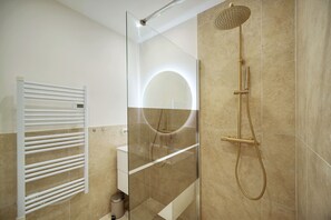 Dusche, Haartrockner, Handtücher, Shampoo