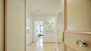 En gang med en spejlvæg og et skilt, der står "la vie est belle".