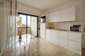 Refrigerador, microondas, horno y lavavajillas 