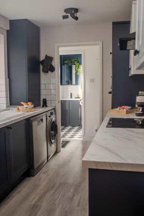 Mikrobølgeovn, ovn, kokeplater og oppvaskmaskin